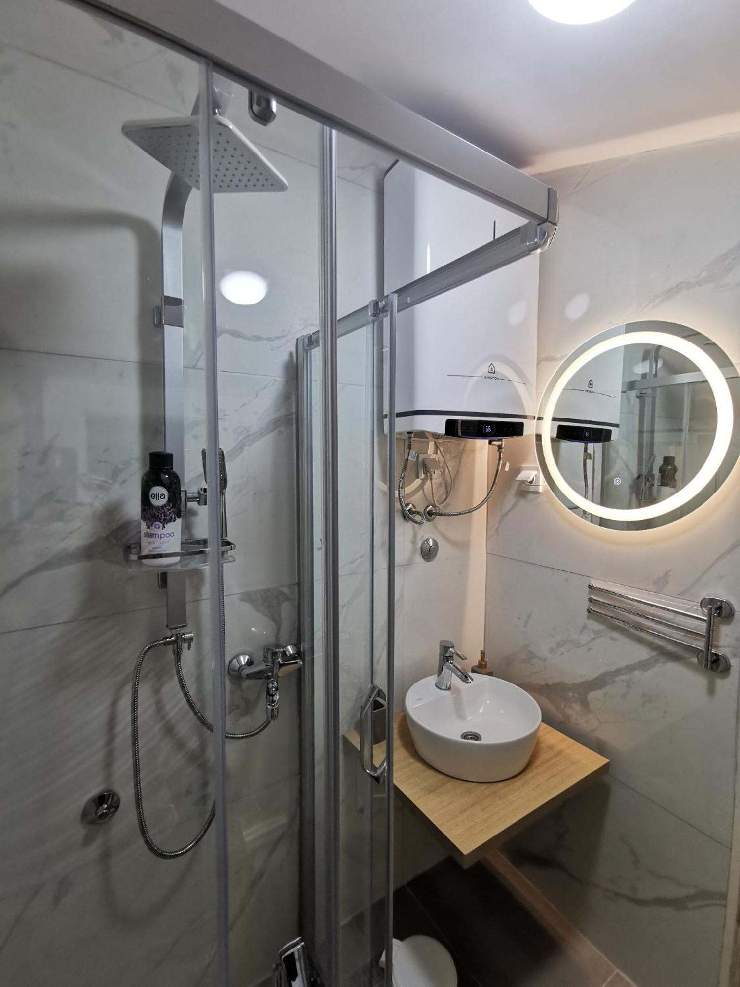 White Apartment Sarajevo - Free Parking المظهر الخارجي الصورة